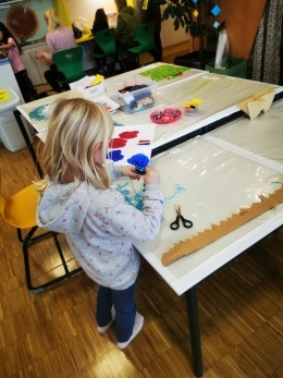 Ein kleines Mädchen malt auf einem Tisch