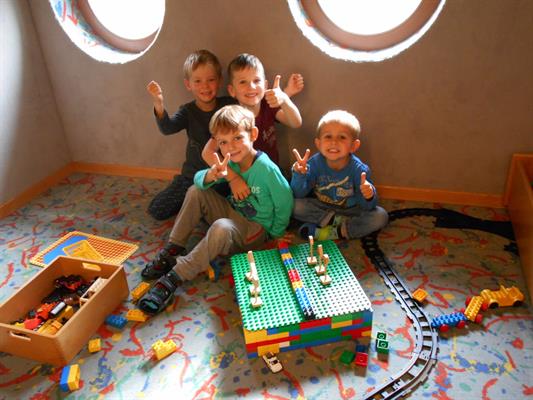 Eine Gruppe von Kindern, die mit Spielzeug auf dem Boden sitzen