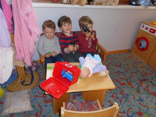 Eine Gruppe von Kindern, die auf einem Teppich sitzen und mit Spielzeug spielen